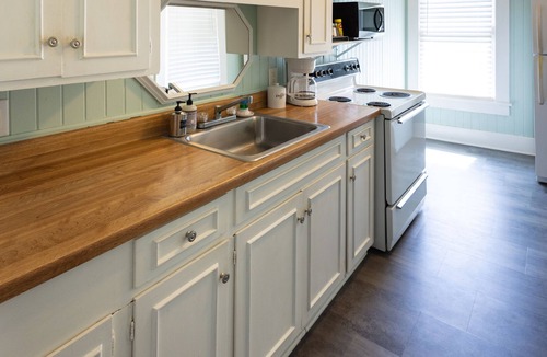 Oaks Historic District Apartment | Pool Cottage in Historic Old Town Beaumont