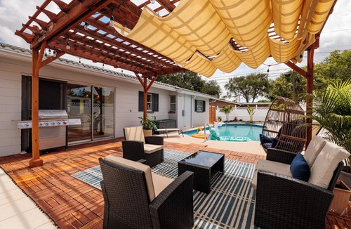 Jungle Terrace Apartment | Pool! Cozy studio in charming St. Petersburg