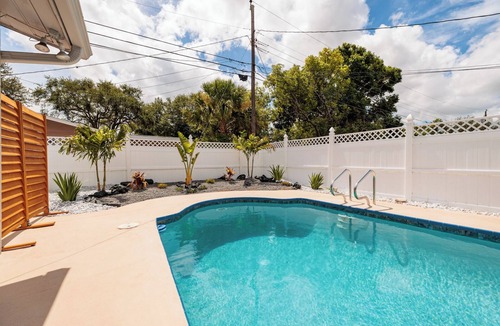 Jungle Terrace Apartment | Pool! Cozy studio in charming St. Petersburg