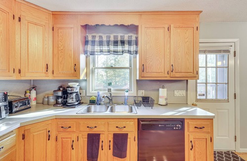 Naugatuck Apartment | Pool, Deck & Grill: Spacious Apt in Naugatuck!