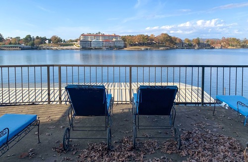 Lake Hamilton Apartment | Pool & Dock Access: Lakefront Hot Springs Condo!