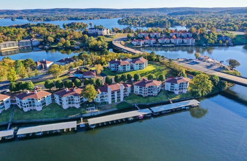 Lake Hamilton Apartment | Pool & Dock Access: Lakefront Hot Springs Condo!