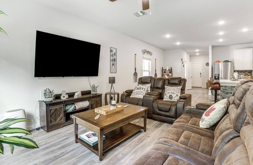 Porter House | Pool & Dog Park Access! Porter Family Home w/Yard