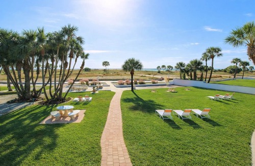Treasure Island Condo | 🌴 Pool-facing Studio @ Tropic Terrace | Heated Pool Direct Beach Access ➠ TT55