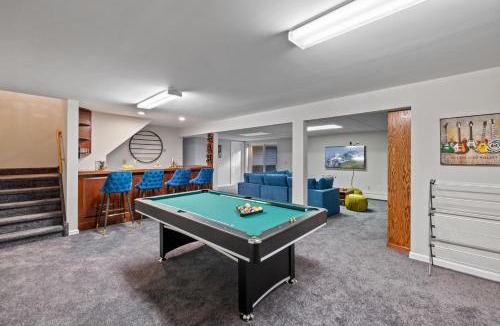 Goshen Villa | Pool, Fire Pit Bedroom & Alaska King Sleeps 16