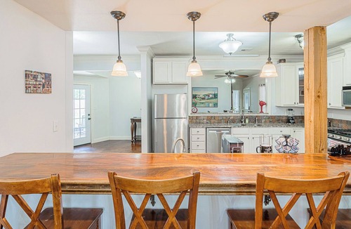 Lafayette House | Pool, Fireplace, Fiber Optic internet & Wi-Fi, gaming router!