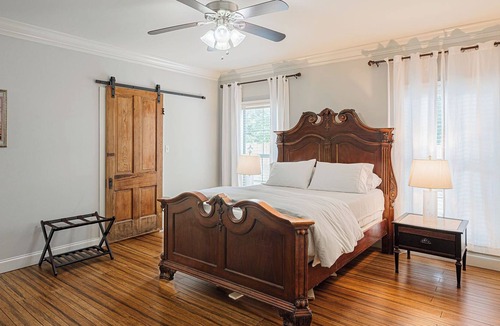 Lafayette House | Pool, Fireplace, Fiber Optic internet & Wi-Fi, gaming router!