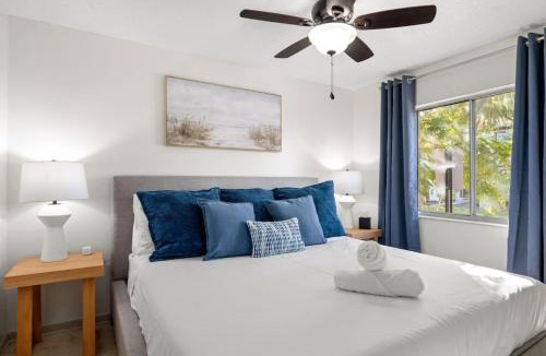 Bayshore Gardens Apartment | Pool - Free Parking - 2BD 1 Block from the Water