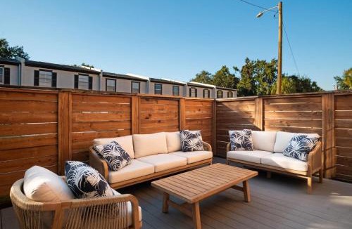 Bayshore Gardens Apartment | Pool - Free Parking - 2BD 1 Block from the Water