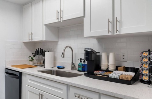 Bayshore Gardens Apartment | Pool/FreeParking - 2BD 1 Block from the Water