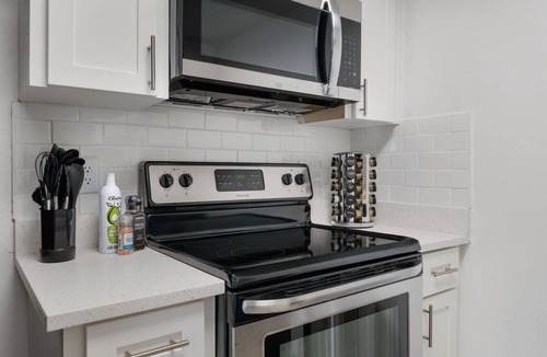 Bayshore Gardens Apartment | Pool/FreeParking - 2BD 1 Block from the Water