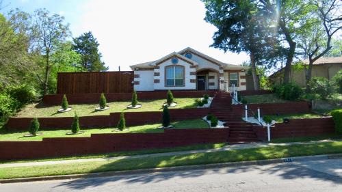 Oak Cliff Villa | Pool & Game House,Sleeps 10,Billiards