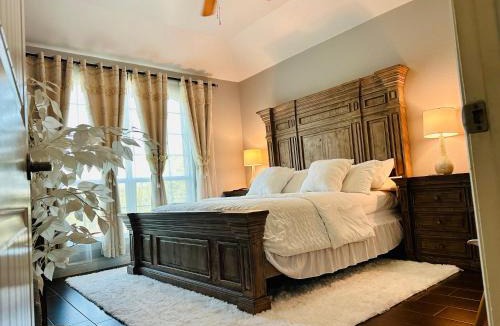 Oak Cliff Villa | Pool & Game House,Sleeps 10,Billiards
