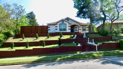 Oak Cliff Villa | Pool & Game House,Sleeps 10,Billiards