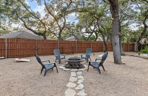 Braun's Farm House | Pool & Game Room By 6 Flags & SeaWorld - Sleeps 10