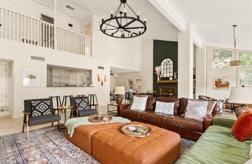 Vance Jackson House | Pool! Games! Dogs! Space!