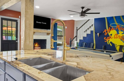 San Antonio House | Pool, Games, Pickleball & Putt Putt Fun!