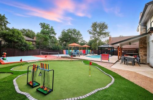 San Antonio House | Pool Games Pickleball & Putt Putt Fun