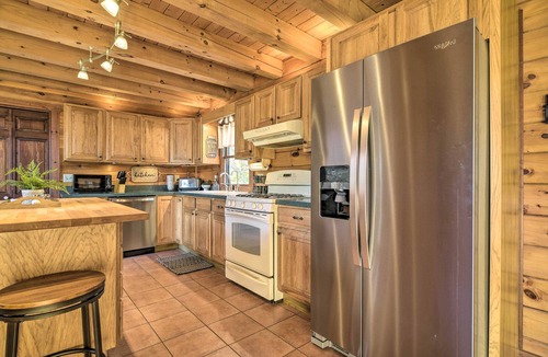 Mount Joy Cabin | Pool, Games + Sauna: Mount Joy Countryside Cabin