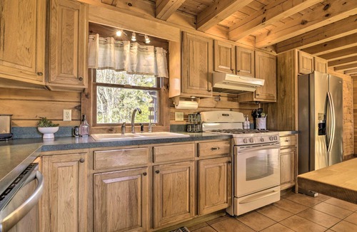 Mount Joy Cabin | Pool, Games + Sauna: Mount Joy Countryside Cabin