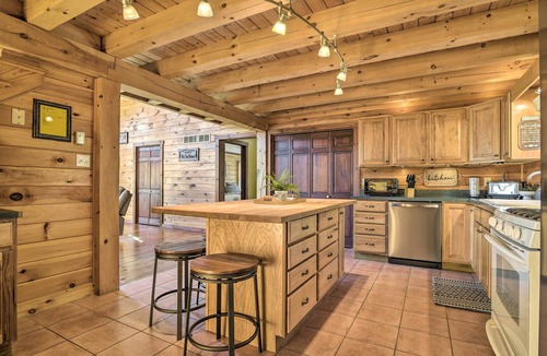 Mount Joy Cabin | Pool, Games + Sauna: Mount Joy Countryside Cabin