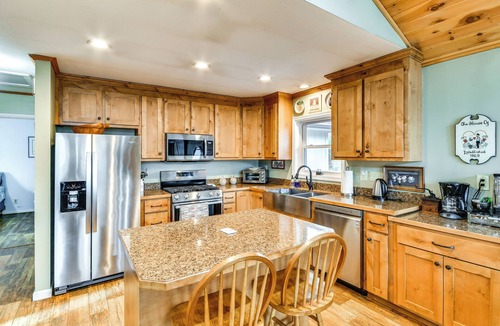 Newland Cottage | Pool & Golf Club! Riverfront Retreat in Newland