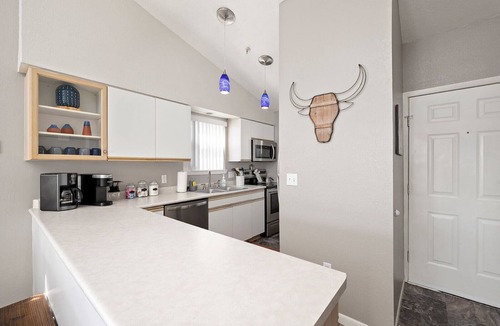 Branson Condo | Pool ~ Golf ~ Great Location ~ Near the Landing ~ Cozy Stay ~ View