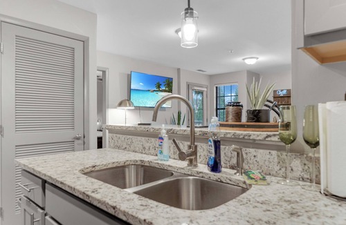 Sherwood Park Apartment | Pool+Gym/Arsenal 3 mins/Space Camp 3 mins-UAH 5 minutes- Shop 3 minutes