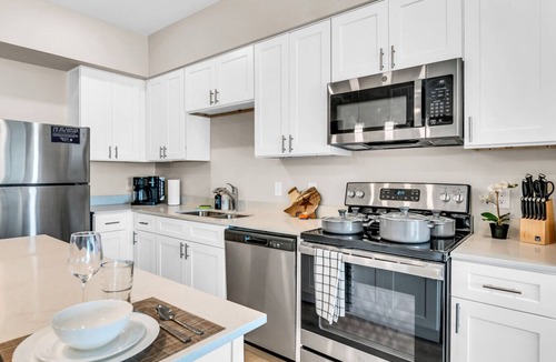 Lacy-Lakeview Apartment | Pool, Gym, New Build, Mins to DT Waco & BU | TZ2
