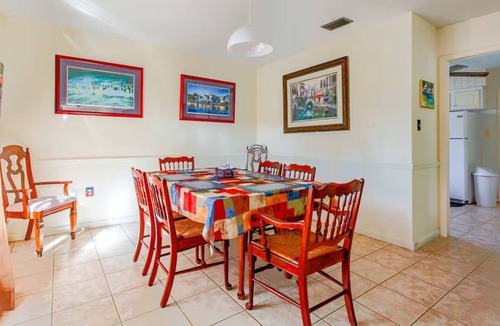Dunnellon House | Pool Home, Dock on the Rainbow River & 7 kayaks!