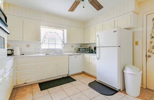 Dunnellon House | Pool Home, Dock on the Rainbow River & 7 kayaks!