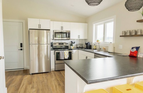 Clinton House | Pool & Hot Tub - Modern Cottage with River Access mins to Cavendish & Kensington
