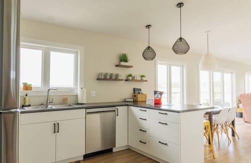 Clinton House | Pool & Hot Tub - Modern Cottage with River Access mins to Cavendish & Kensington