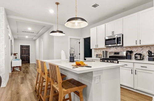 Del Valle House | Pool Hot Tub 5 Beds Theater 2 Minutes to COTA