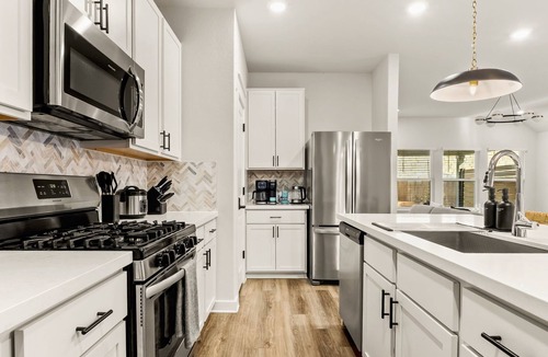 Del Valle House | Pool Hot Tub 5 Beds Theater 2 Minutes to COTA