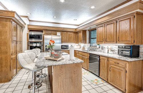 Wheatland House | POOL, HOT TUB, AMAZING TURF, GAMES GALORE LUXURY VILLA IN OKC