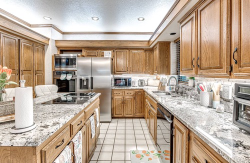 Wheatland House | POOL, HOT TUB, AMAZING TURF, GAMES GALORE LUXURY VILLA IN OKC