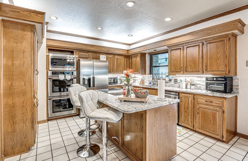 Wheatland House | POOL, HOT TUB, AMAZING TURF, GAMES GALORE LUXURY VILLA IN OKC
