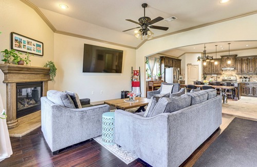Berdoll Farms House | Pool & Hot Tub! Dog-Friendly AwaySis in SE Austin