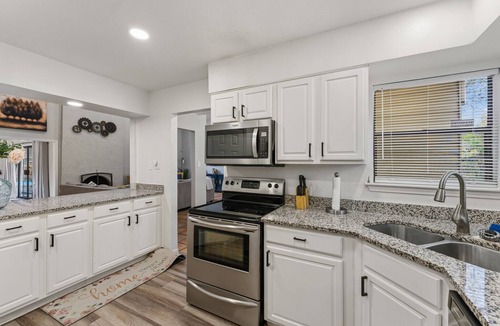 North San Antonio - SAT House | Pool + Hot Tub + Fire Pit + Game Room + 20 min DT/River walk + 15 min Airport