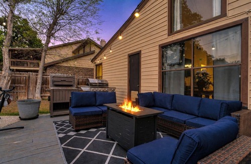 North San Antonio - SAT House | Pool + Hot Tub + Fire Pit + Game Room + 20 min DT/River walk + 15 min Airport