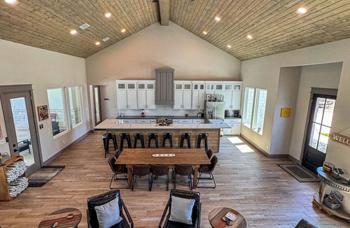 Sabinal House | POOL~HOT TUB~FRIO RIVER~GOLF~SLEEPS 30