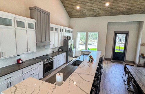 Sabinal House | POOL~HOT TUB~FRIO RIVER~GOLF~SLEEPS 30