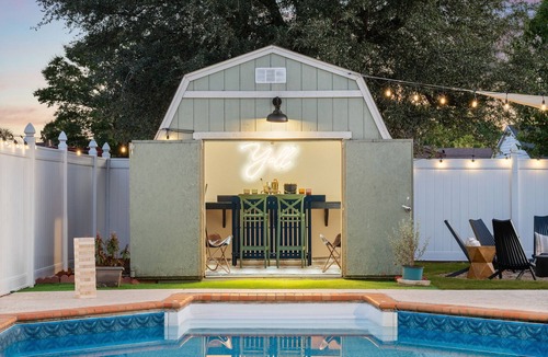 Grand Prairie House | Pool Hot Tub Game Room Outdoor Movies Luxury Stay