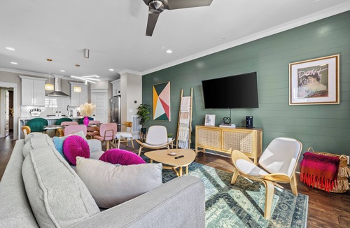 Talbot's Corner House | Pool & Hot Tub Oasis ★ Fire Pit & Grill ★ Rooftop ★ Mins to Broadway & Downtown!