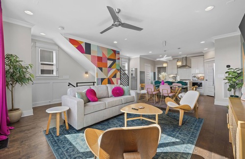 Talbot's Corner House | Pool & Hot Tub Oasis ★ Fire Pit & Grill ★ Rooftop ★ Mins to Broadway & Downtown!