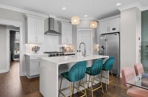 Talbot's Corner House | Pool & Hot Tub Oasis ★ Fire Pit & Grill ★ Rooftop ★ Mins to Broadway & Downtown!