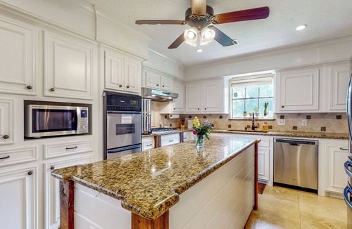 Tomball House | Pool, Hot Tub & Pool Table! Grand Home in Tomball