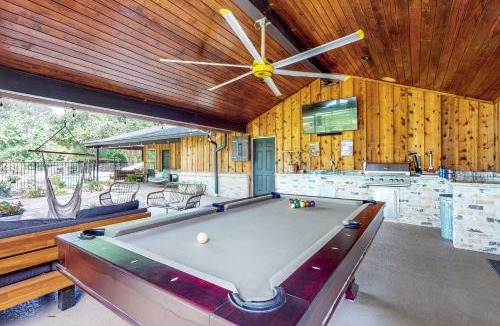 Tomball House | Pool, Hot Tub & Pool Table! Grand Home in Tomball