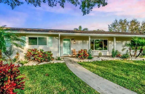 West Bradenton House | Pool, hot tub, putting green, pickleball, tiki bar, fire pit